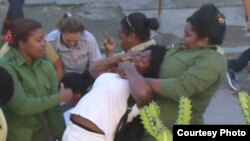 Una de las múltiples detenciones que ha sufrido Berta Soler. Esta quedó grabada por su esposo, el expreso de la Primavera Negra, Angel Moya.